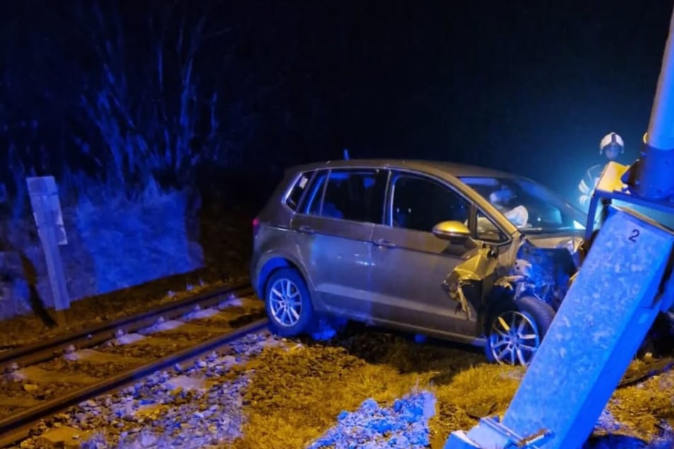 74-Jähriger verliert Kontrolle über Auto und rast gegen Bahnschranke