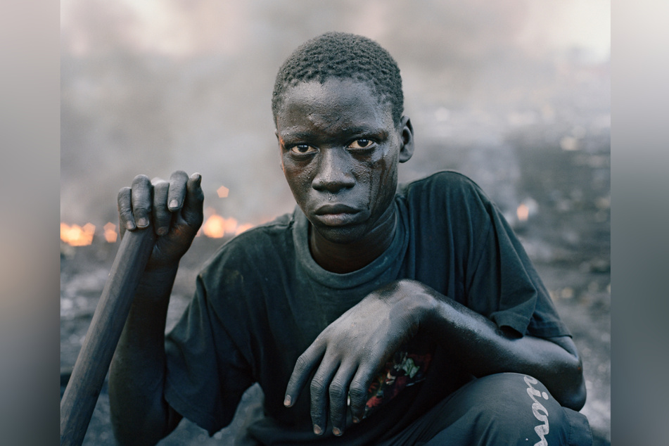 In der Serie "Permanent Error" konfrontiert Pieter Hugo die Betrachtenden mit der Kehrseite moderner Technologien. Hier zu sehen ist Abdulai Yahaya auf einer Schrotthalde in Ghana.