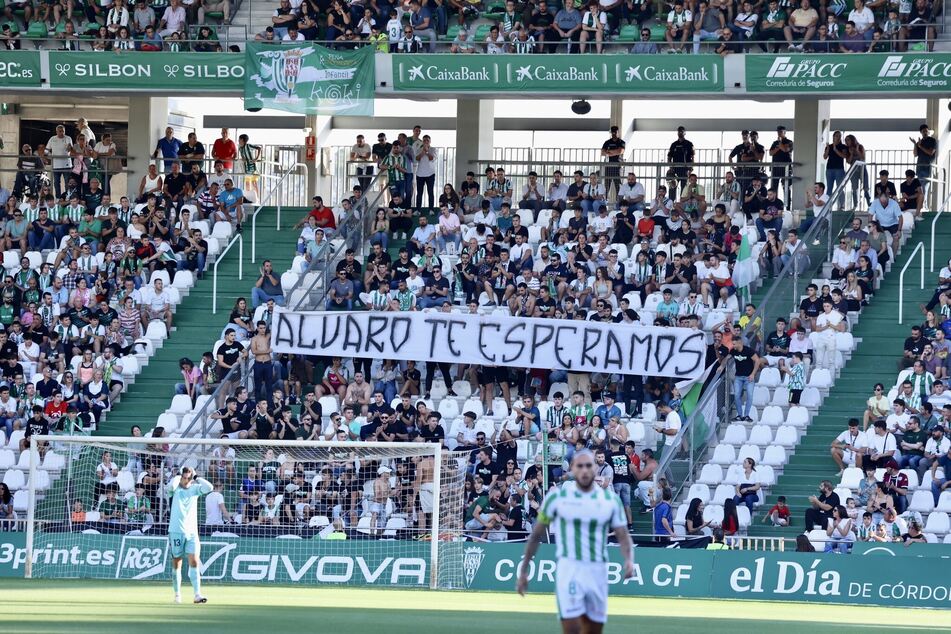 Die Fans vom Córdoba FC halten ein Banner hoch: "Alvaro, wir warten auf dich".
