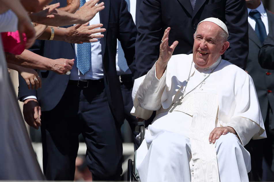 Noch am Morgen des gestrigen OP-Tages segnete Papst Franziskus (86) die Gläubigen während seiner wöchentlichen Generalaudienz auf dem Petersplatz.