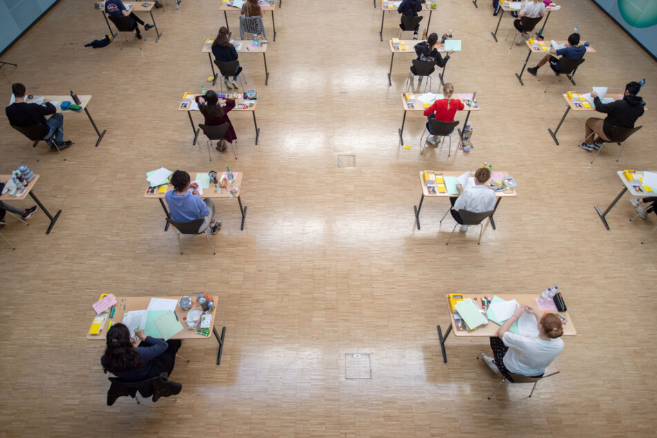 Am Dienstag starten für Zehntausende Schüler die Abschlussprüfungen. (Symbolbild)