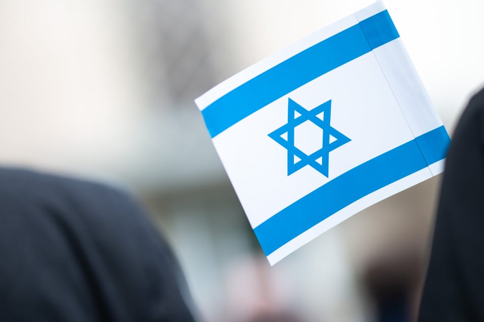 Leipzig: Am Rande einer Demo: Männer mit Israel-Flaggen auf Leipziger Eisenbahnstraße verletzt