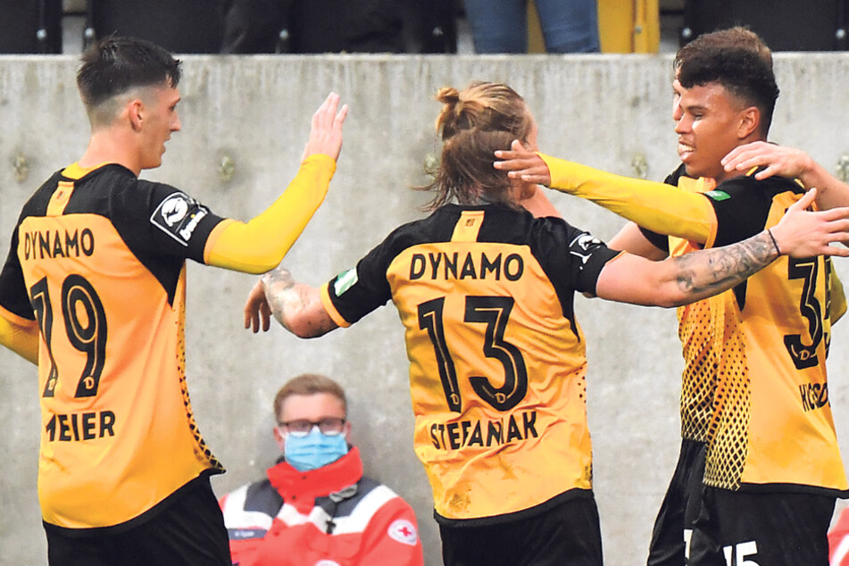 Jonathan Meier, Marvin Stefaniak, Christoph Daferner und Torschütze Ransford Königsdörffer (v.l.) bejubeln das vorentscheidende 2:0 gegen Meppen.