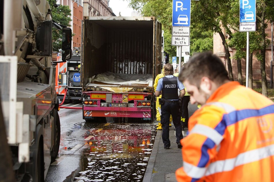 Der Lkw-Fahrer hatte scheinbar ein Leck nicht bemerkt und verteilte den schmierigen Apfelsirup auf der Straße.