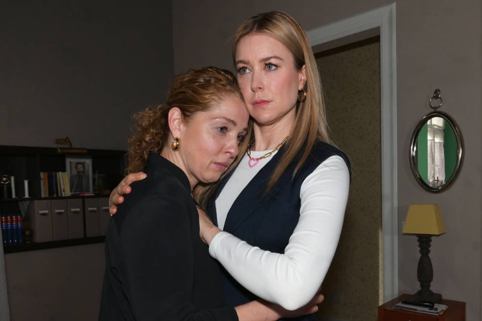 Jessica (r.) hält weiter zu Nina und trennt sich dafür sogar von Philip.