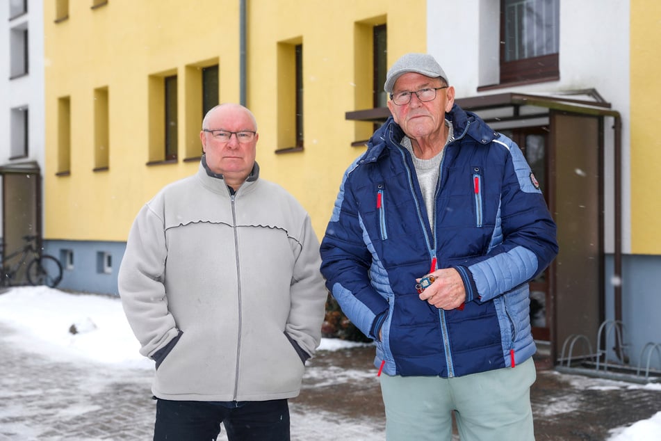 Torsten Neumann (Links) mit seinem Nachbarn Günther Lindner (75), der ebenfalls Vodafone-Kunde ist und damit ohne Telefon, Internet und TV.