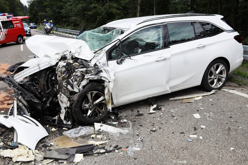 Ein Autofahrer ist auf der B19 in Bayern auf die Gegenfahrbahn gekommen - mit schwerwiegenden Folgen.
