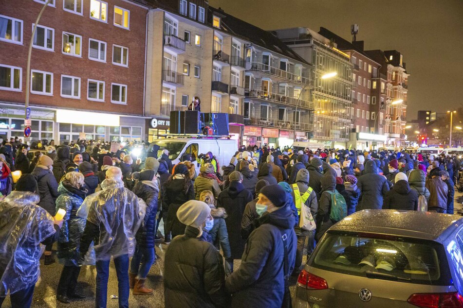 Rund 1000 Querdenker demonstrieren in Hamburg gegen Corona-Maßnahmen