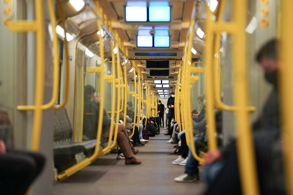 Nur wenige Fahrgäste sitzen in der U-Bahn Richtung Hermannstraße.
