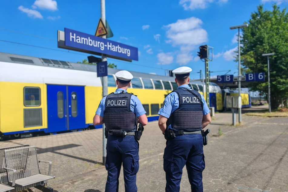 Eine Frau spazierte in Hamburg im laufenden Bahnverkehr über die Gleise. (Symbolfoto)