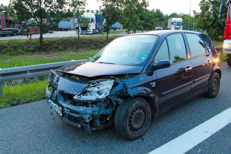 Der Renault Scénic musste nach den Kollisionen abgeschleppt werden.