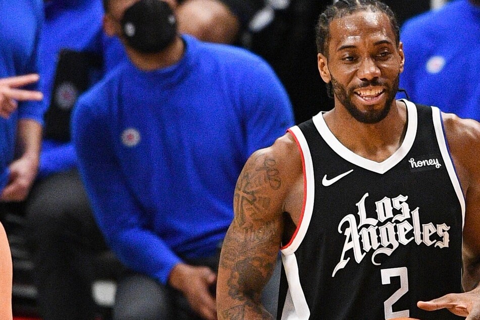 NBA: Clippers fans celebrate great Kahwi Leonard contract news