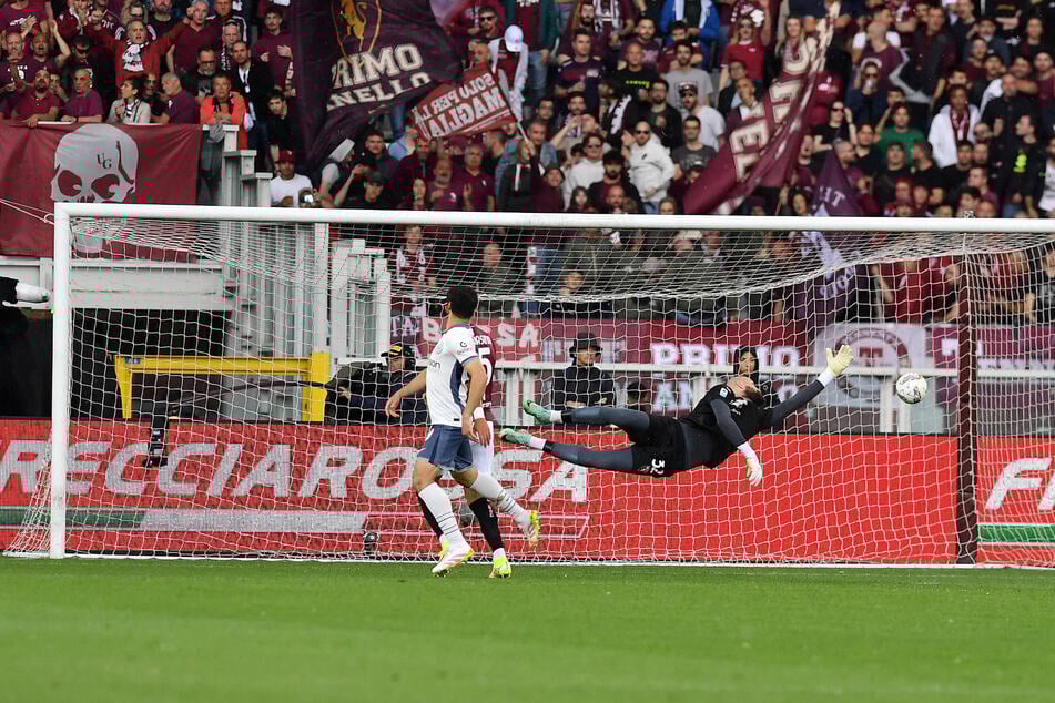Medical emergency in the stadium: Fans fall from the stands, referee interrupts the match