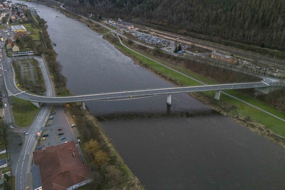 Tausende Haushalte - so auch in Bad Schandau - waren am Samstag in der Sächsischen Schweiz nach einem Blitzeinschlag in eine Mittelspannungsleitung zeitweise ohne Strom. (Archivbild)