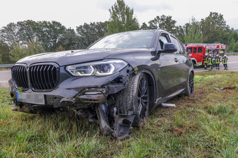 Der BMW wurde durch den Zusammenstoß von der Straße abgedrängt und landete auf einer Wiese.