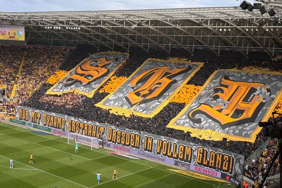 Teil zwei der Choreo! In der Mitte noch zu sehen: Das Banner, das erst nach langer Zeit und viel Ziehen gelöst werden konnte.