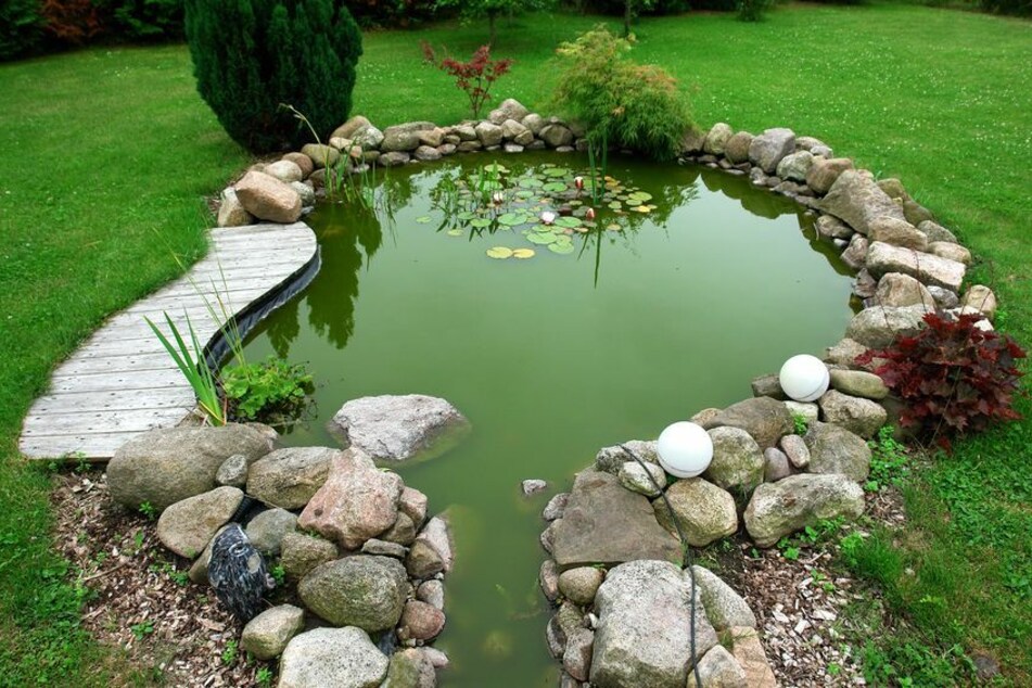 Das Mädchen war in einen Gartenteich gefallen und gestorben. (Symbolbild)