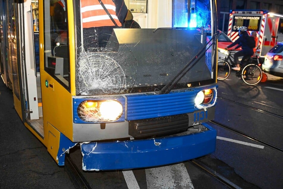 Die Frontscheibe der Tram zersplitterte bei dem Unfall.