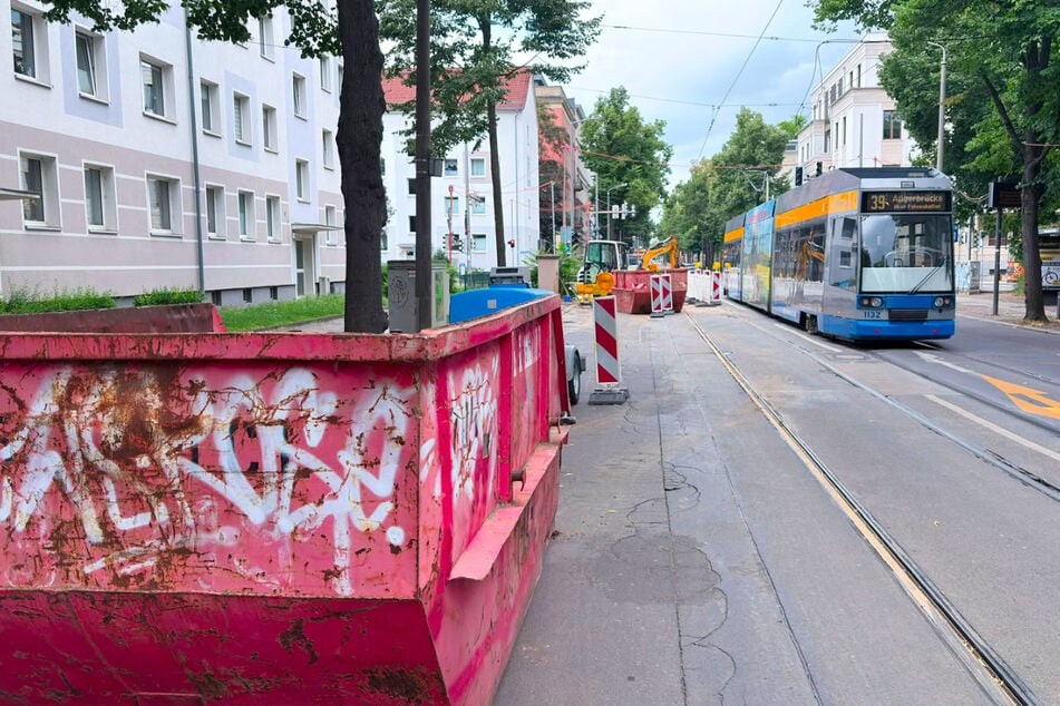 Stadtauswärts rollt der Bahnverkehr normal, stadteinwärts geht nichts.