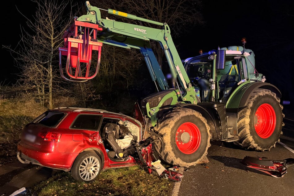 Das Auto war beim Überholen frontal in den Traktor gekracht.