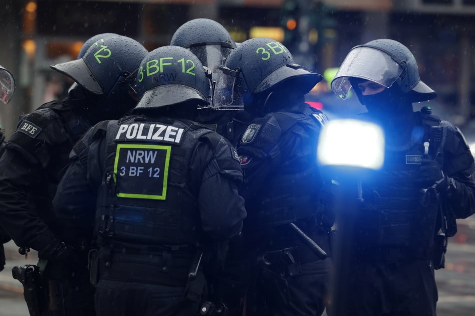 Massen-Andrang Und Pro-Palästina-Demo Zum Karnevalsauftakt In Köln Und ...