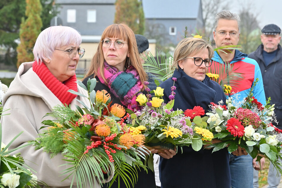 Claudia Roth legte zusammen mit Justiz-Ministerin Katja Meier (43, Grüne, M.) und Barbara Klepsch (57, CDU, r.) Blumen nieder.