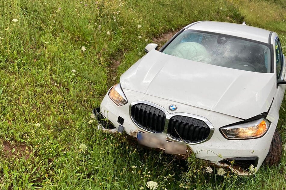 Unfall A38: Zu schnell bei Starkregen auf A38 unterwegs: BMW-Spritztour endet im Graben
