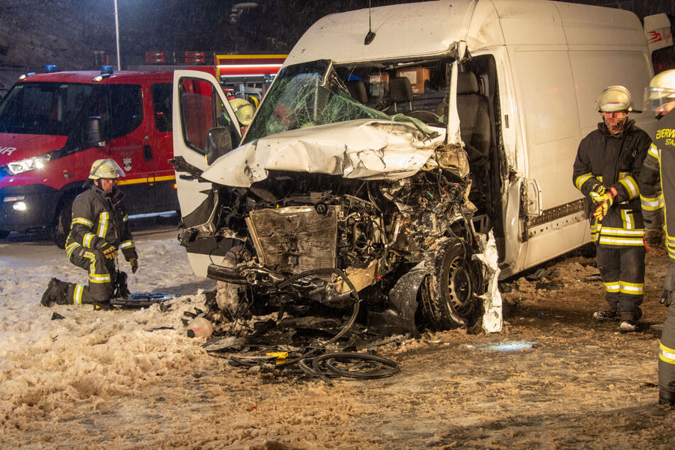 Im mittelhessischen Schlitz kam es in der Nacht von Mittwoch auf Donnerstag zu einem heftigen Verkehrsunfall, bei dem eine Person schwer verletzt wurde.