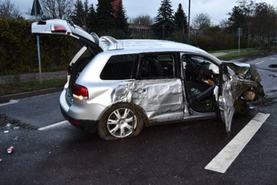 VW steht nach Unfall rauchend auf Straße: Wer ist der Fahrer?