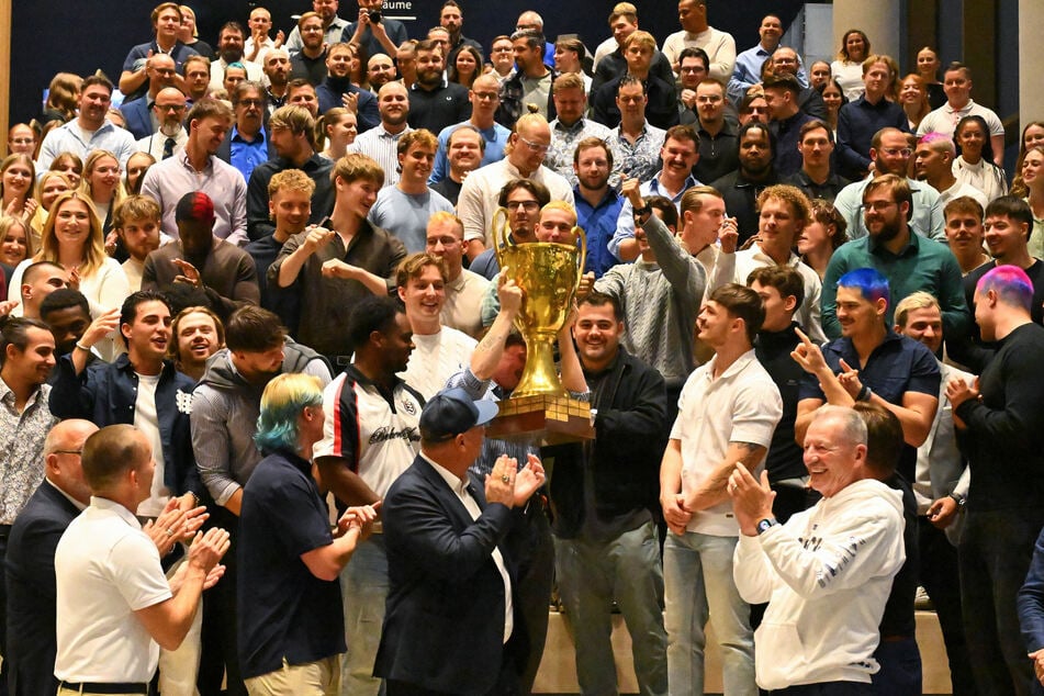 Der Pokal für das Gruppenbild im Stadtforum kam erst mit Verspätung an. Umso größer war der Jubel beim Eintreffen.