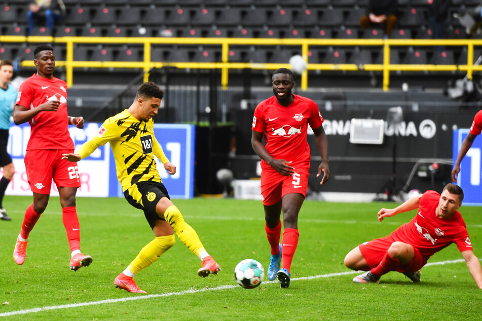 Die Entscheidung: Doppelpacker Jadon Sancho (3.v.l.) drückt die Kugel zum 3:2 für Borussia Dortmund über die Linie.