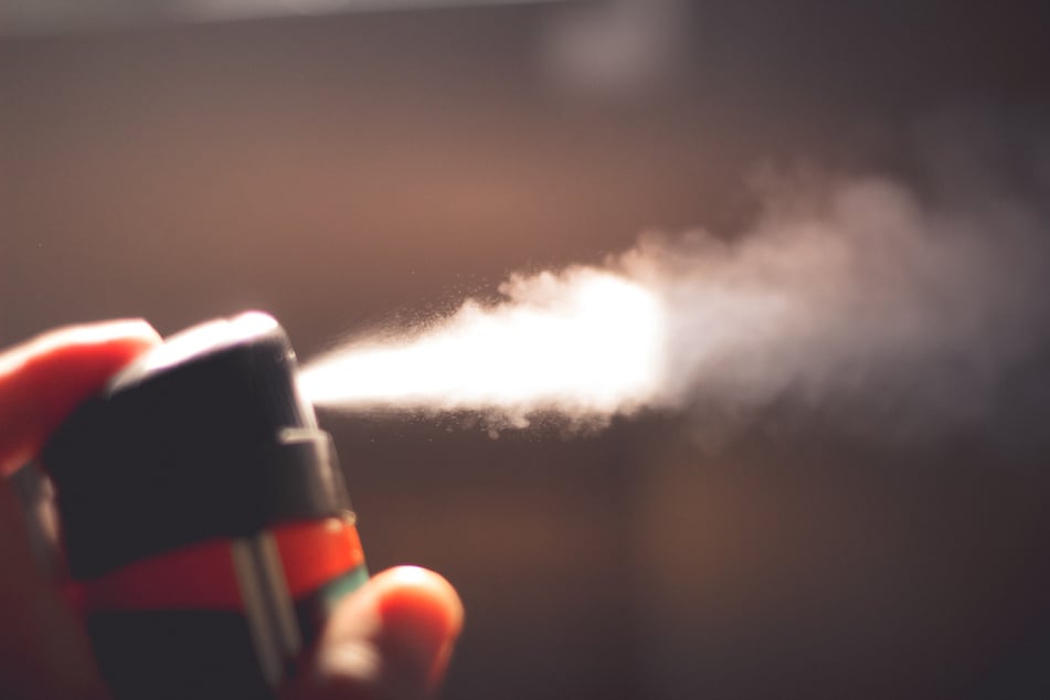 Gefüllte und Unterdruck stehenden Spraydosen enthalten Aerosole, welche leicht entflammbar sind. (Symbolfoto)