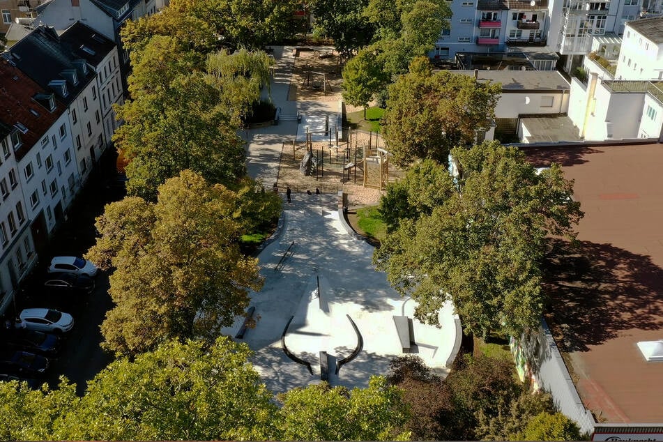 In den vergangenen Jahren wurden in Köln zahlreiche neue Freizeitflächen für Kinder und Jugendliche errichtet, hier der kombinierte Spiel- und Skatepark an der Keupstraße in Mülheim.