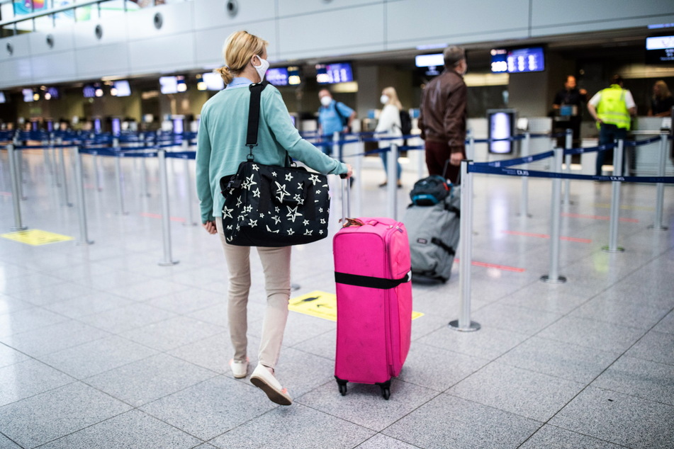 Check-in am Flughafen nur mit Maske. Auch im Flieger muss ein Mund-Nase-Schutz getragen werden.