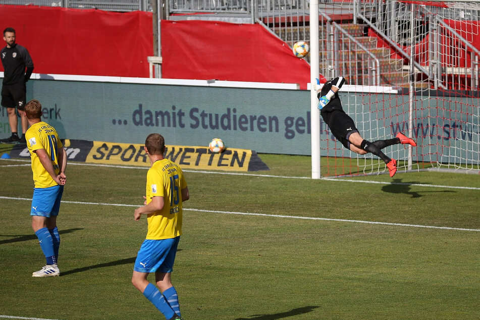 Der Von Erik Tallig geschossene Ball schlug unhaltbar im linken Dreiangel ein.