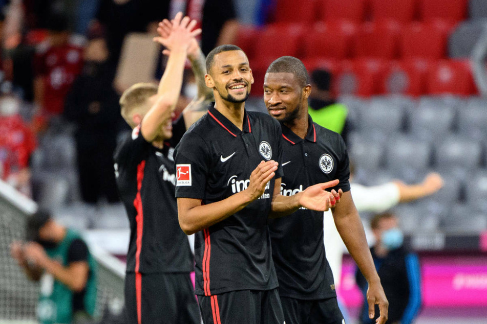 Eintracht Frankfurts Kristijan Jakic, Djibril Sow und Almamy Touré (v.l.n.r.) feiern den 2:1-Sieg am 7. Spieltag der vergangenen Saison beim FC Bayern München.
