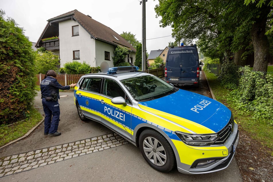 In Tirpersdorf soll ein junger Mann seine Mutter (†59) und seine Großeltern (†84, †85) mit einer Axt erschlagen haben.