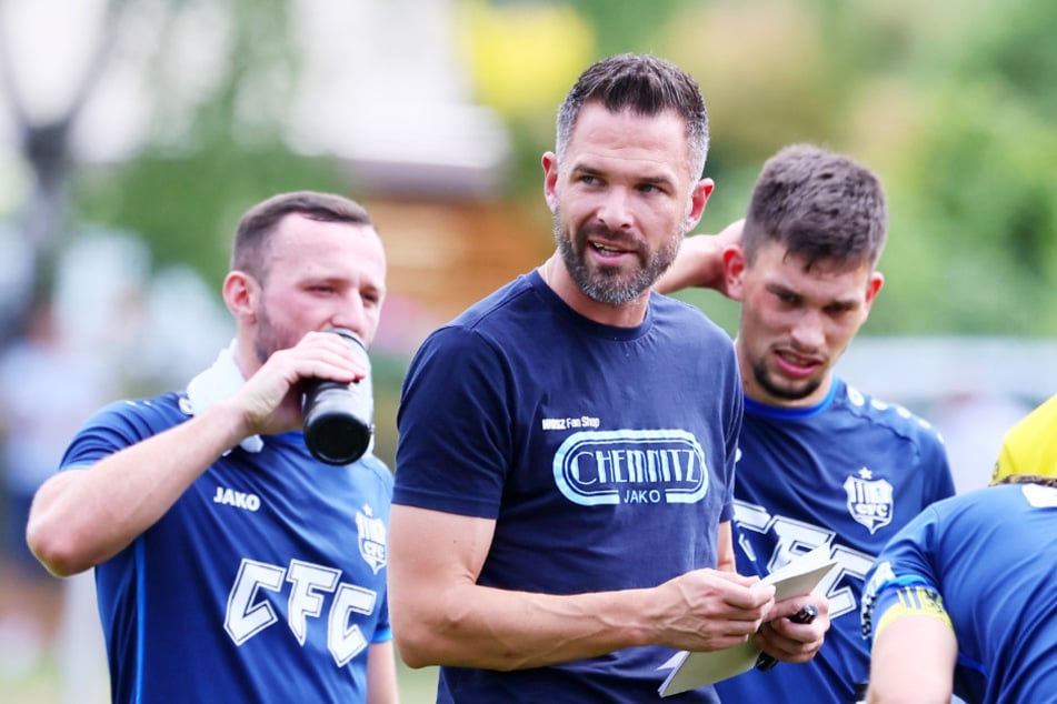 Das Trainerteam um Chefcoach Benjamin Duda (37, M.) benannte Tobias Müller (32) und Dejan Bozic (32).