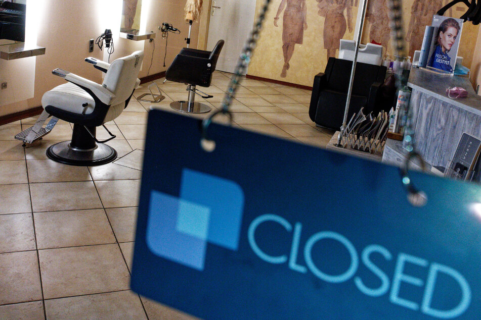 Das Foto aus dem Januar zeigt einen geschlossenen Friseursalon.
