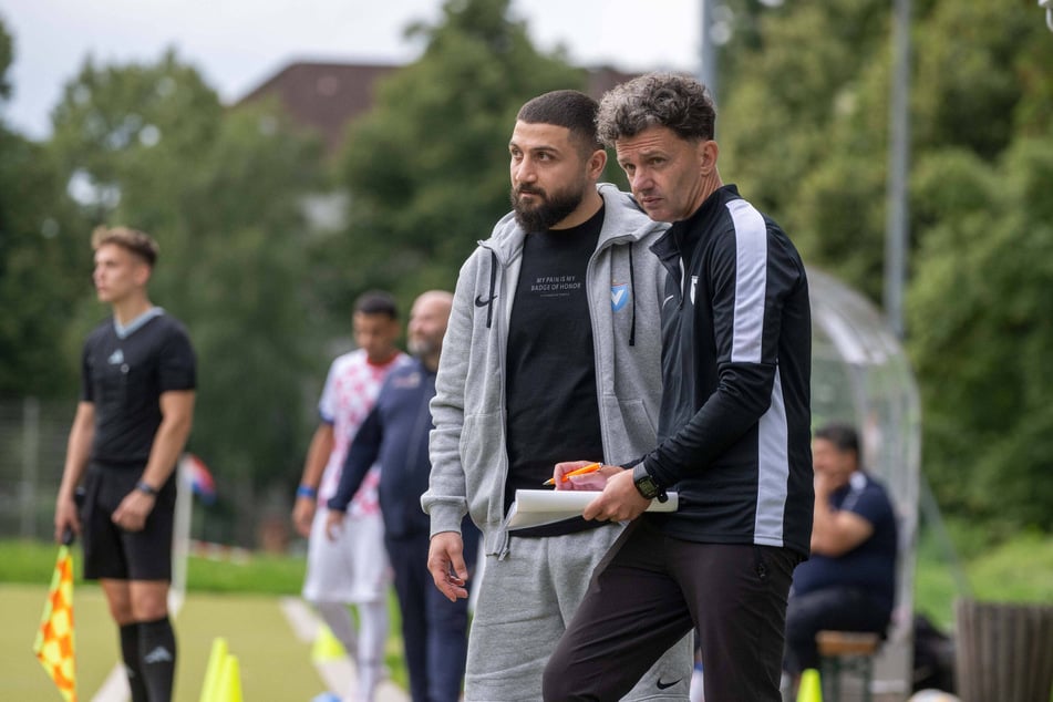 Trainer Thomas Kost (56, r.) im Zwiegespräch mit seinem Topspieler Enes Küc (28), dem verletzungsbedingt zum Start nur die Zuschauerrolle blieb.