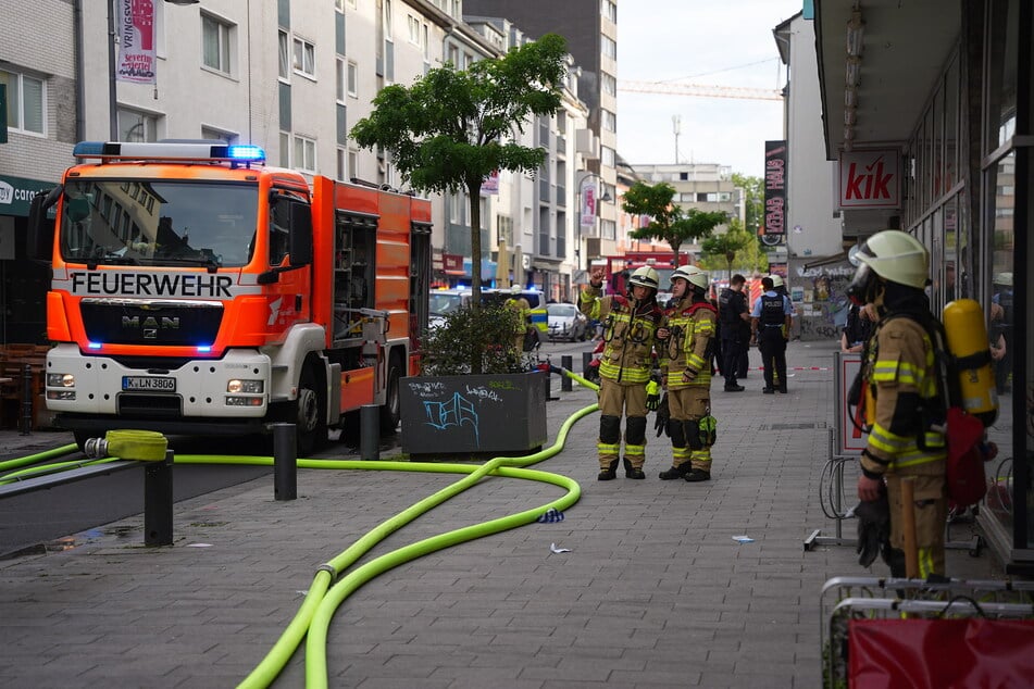 Die Feuerwehr rückte am frühen Dienstagmorgen mit rund 50 Einsatzkräften zur Severinstraße aus.