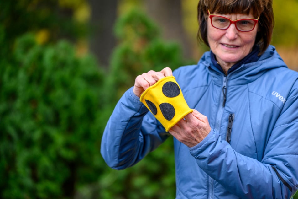Juliana Löffler (62) erklärt, wie wichtig eine Kennzeichnung beim Tandem-Lauf ist.