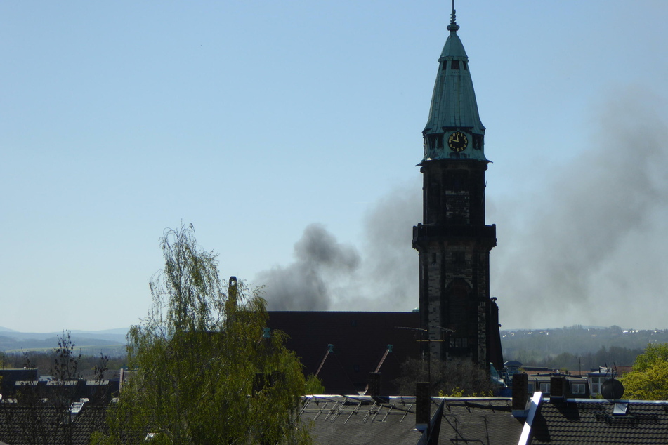 Die Rauchsäule war weithin über der Stadt Zwickau sichtbar.