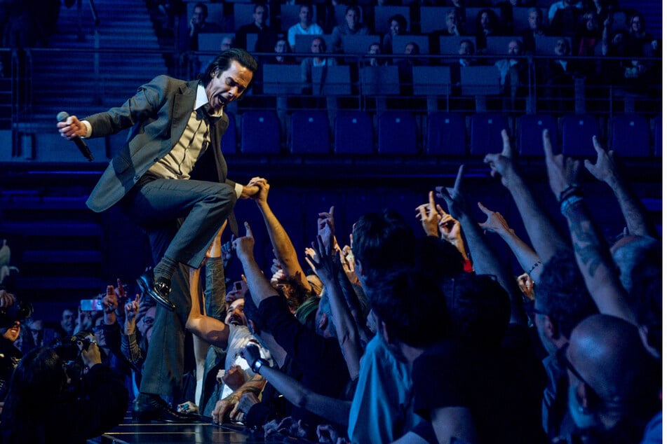 Sucht stets den Kontakt mit seinem Publikum: Sänger Nick Cave (68) bei einem Konzert im Oktober 2024 in Spanien.