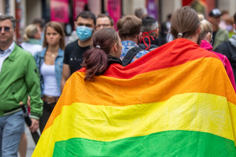 Eines der bekanntesten Symbole der LGBTQ-Gemeinschaft ist die Regenbogen-Fahne. © Lino Mirgeler/dpa