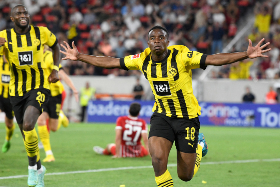 Später Erfolg! Youssoufa Moukoko (r.) erzielte das 2:1 für den BVB.