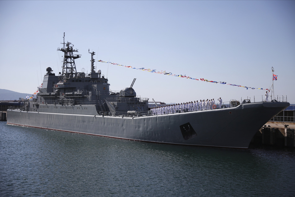 Das Landungsschiff "Olenegorski gornjak" liegt am 30. Juli im Hafen von Noworossijsk.