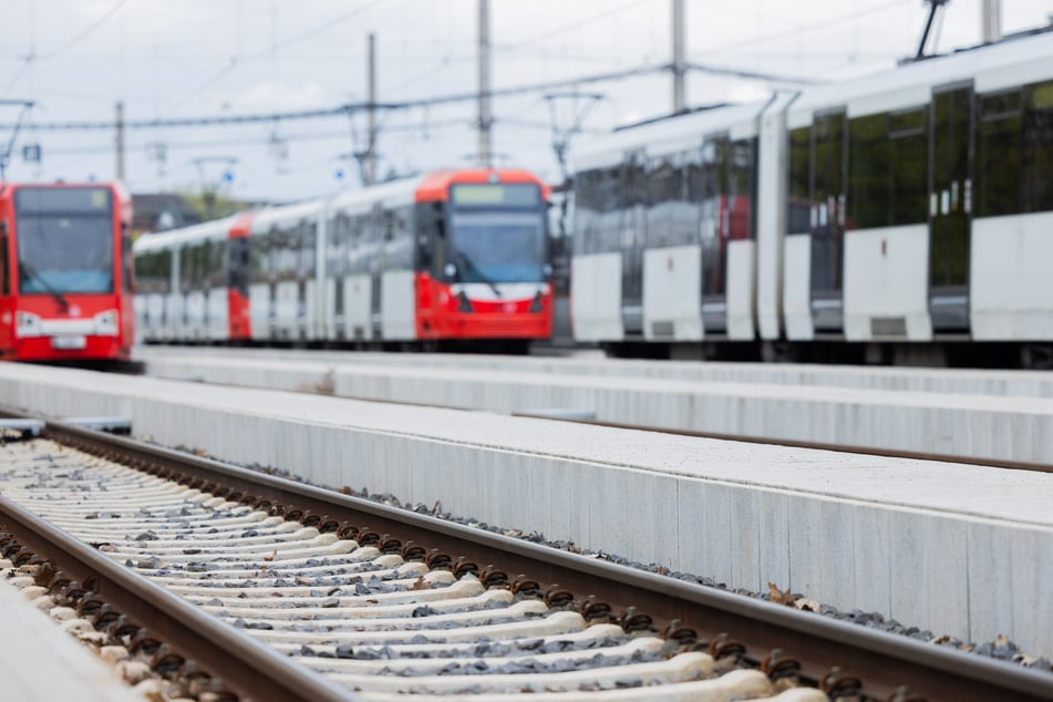 Der aggressive Mann pöbelte in der Bahn der Stadtbahnlinie 1 herum und verletzte dabei einen Fahrgast und später zwei Polizisten. (Symbolbild)