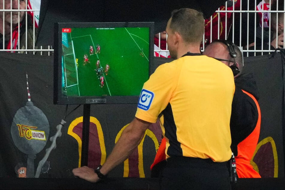 Sören Storks (36) hat nach Ansicht der Videobilder das Führungstor von Union Berlin aberkannt.