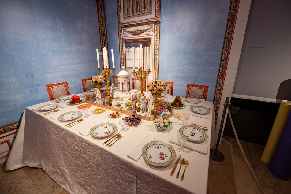 Diese Tafel wurde von Kunsthistoriker Samuel Wittwer wie anno 1830 eingedeckt - mit Desserts und KPM-Porzellan.